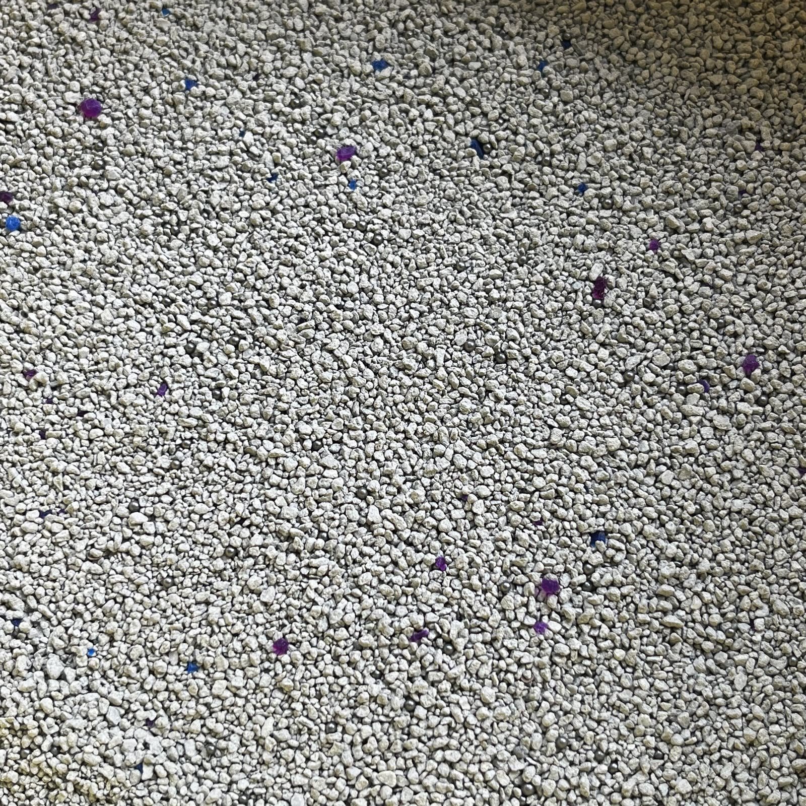 ทรายแมวเบนโทไนท์ Little Blue Mineral พร้อมเม็ดแร่สีฟ้าม่วงและคาร์บอนบอล